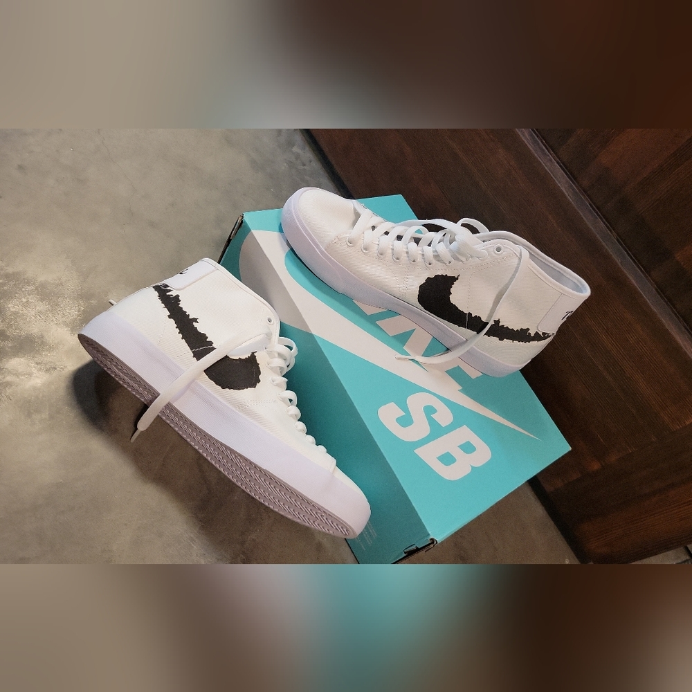 Nike SB Blazer Court Mid Sneakers White/Black Size 9.5 women's/ Size 8 men's